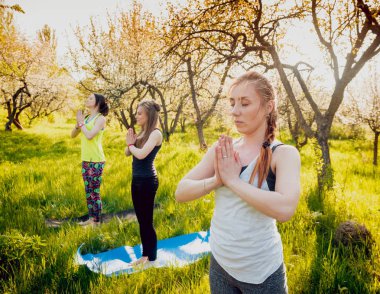 Pratik Yoga Park üç genç kız