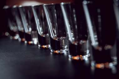 Satır alkol ile gözlük
