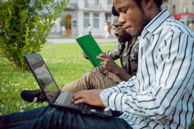 İki Afrikalı öğrenciler eğitim yeşil park.