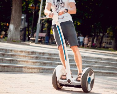 Beyaz delikanlı segway Şehir Parkı içinde sürme