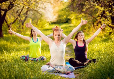 Pratik Yoga Park üç genç kız