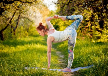 Genç kızı pratik Yoga Park