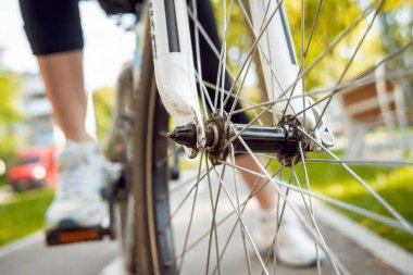 Bisiklet parçaları. Park arka plan üzerinde