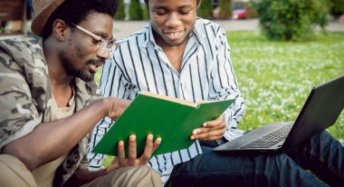 İki Afrikalı öğrenciler eğitim yeşil park.