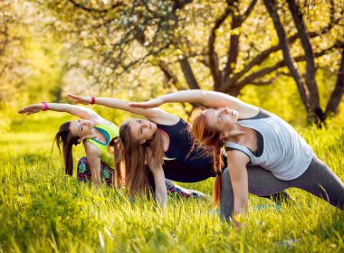 Pratik Yoga Park üç genç kız