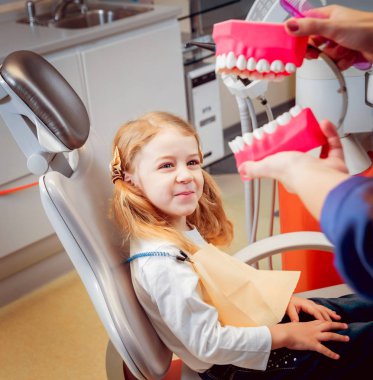 Kızıl saç diş Kliniği içinde iki ponytails küçük neşeli kız