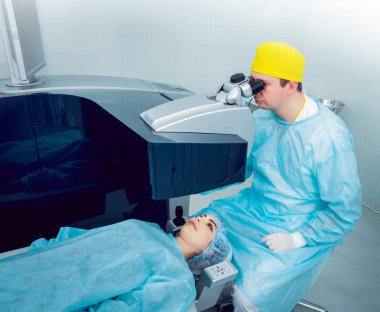 Genç kadın görüşünü göz doktoru ile kontrol. Tıbbi donatımı.