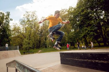 Genç silindir skatepark hileler yapıyor
