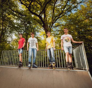 Rampa üzerinde dört genç Silindirler