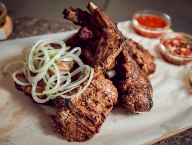 Soğanlı ızgara kaburga