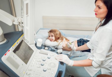 Kadın doktor ve küçük sarışın kız hasta. Ultrason cihazları. Tanılama. Ultrason.