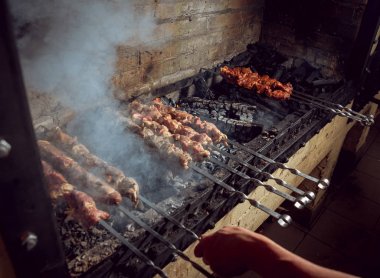 Şaşlık şiş üzerinde pişirme