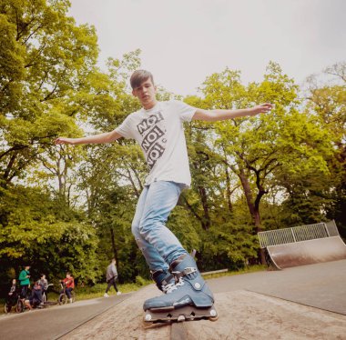 Agresif arka plan üzerinde paten