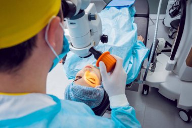 Genç kadın görüşünü göz doktoru ile kontrol. Tıbbi donatımı.