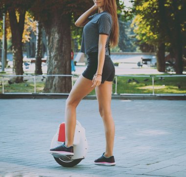 Genç beyaz kız parkta Segway tesisi.