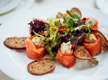 Ekmek ve otlar ile Somon böreği.