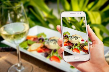 Etli sebze ve kruton beyaz bir plaka üzerinde füme. Restoran