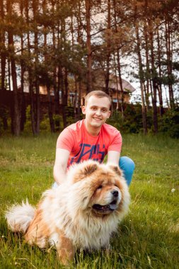 Onun köpek uyumak parkta yürüyüş ve iyi vakit geçiriyorlardı ile genç adam