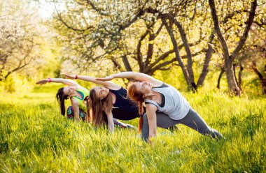 Pratik Yoga Park üç genç kız