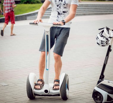 Beyaz delikanlı segway Şehir Parkı içinde sürme