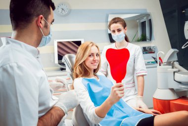 Beyaz olan kadın doktorlar diş ofisinde. Tıbbi donatımı.