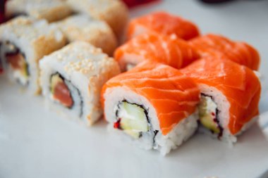 Beyaz bir tabağa suşi rulo.
