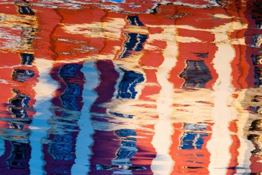 Bulanık binalar. Su yansıması. Arka plan