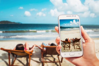 İki aşık üstünde belgili tanımlık perde. Elinde telefon.