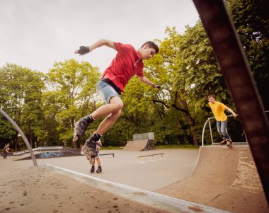Agresif silindirler parkta paten
