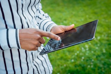 Afrika delikanlı tablet yeşil Şehir Parkı içinde kullanma