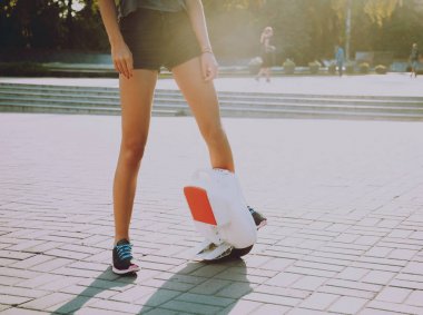 Genç beyaz kız parkta Segway tesisi.