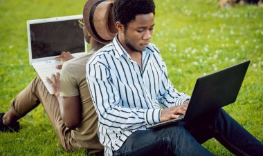 İki Afrikalı öğrenciler eğitim yeşil park.