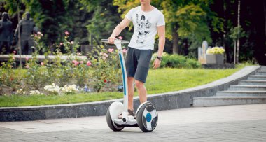 Beyaz delikanlı segway Şehir Parkı içinde sürme