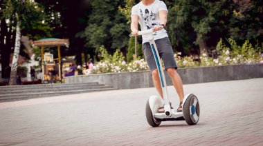Beyaz delikanlı segway Şehir Parkı içinde sürme
