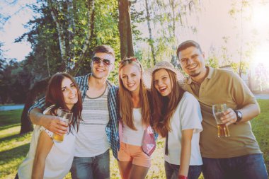 Parkta piknik neşeli arkadaşlar. Gülümseyen ve söz.