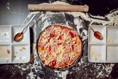 Pizza yapma süreci. Çocuklar evde pizza yapmak.