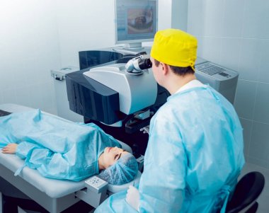 Genç kadın görüşünü göz doktoru ile kontrol. Tıbbi donatımı.