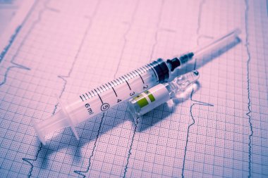 Tıbbi geçmişi, şırınga ve ampul kardiyogram, seçici odak üzerinde