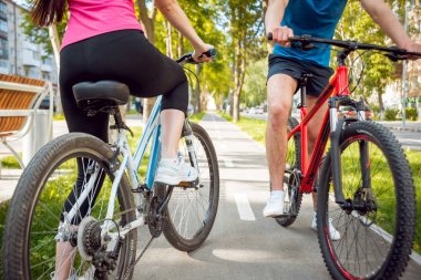 Genç çift yeşil Bisiklet lane güneşli bir günde Bisiklete binme