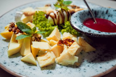 peynir çeşitli eklemelerle tabağa dilimlenmiş