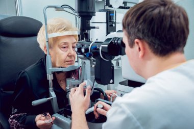 Onu görme göz doktoru ile kontrol kadın kıdemli. Tıbbi donatımı.