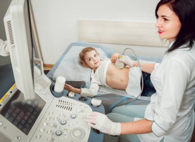 Kadın doktor ve küçük sarışın kız hasta. Ultrason cihazları. Tanılama. Ultrason.
