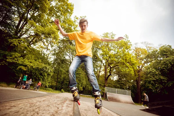 Young Roller Doing Tricks Skatepark — Stock Photo, Image