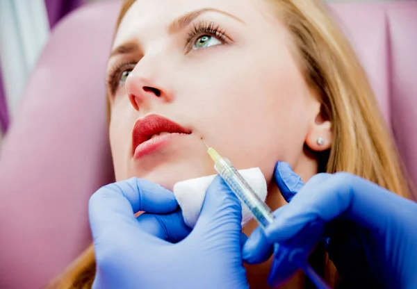 Şevval Özçelik Güzellik Estetik Tıp Kliniği Hastada Enjeksiyon — Stok fotoğraf