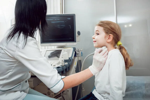 Lékařka Malou Blondýnku Pacienta Ultrazvukové Zařízení Diagnostiku Sonografie — Stock fotografie