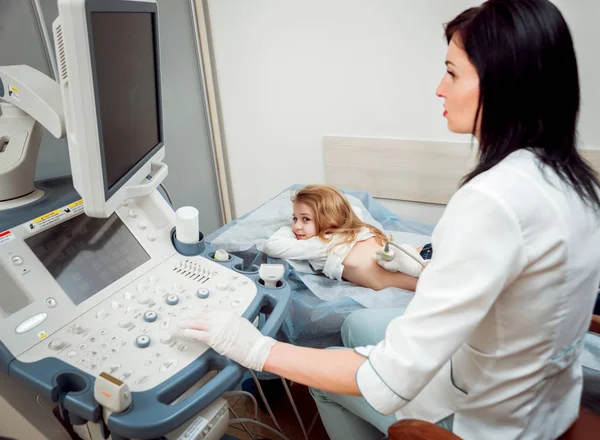 Kvinnliga Läkare Och Liten Blond Flicka Patient Ultraljudsutrustning Diagnostik Sonography — Stockfoto