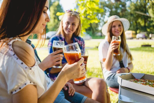 Fröhliche Kaukasische Mädchen Beim Picknick Park Lächeln Und Reden Pizza — Stockfoto