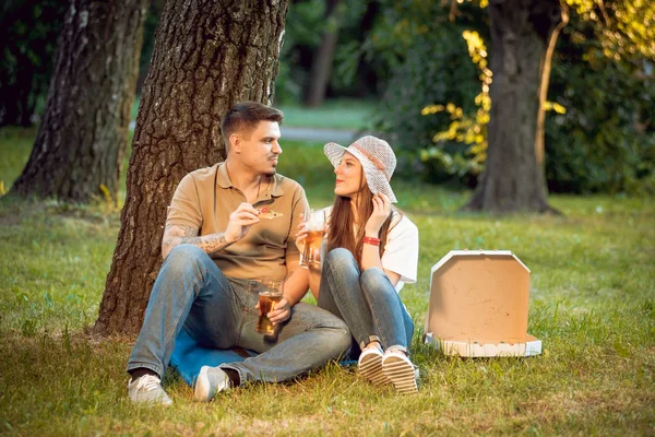 Bon Couple Sur Pique Nique Dans Parc Manger Pizza Boire — Photo