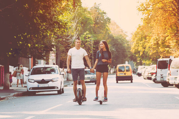 Молодая кавказская пара едет по сегментам через город
