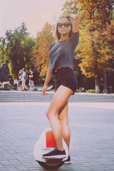 Jeune Fille Caucasienne Équitation Segway Dans Parc — Photo